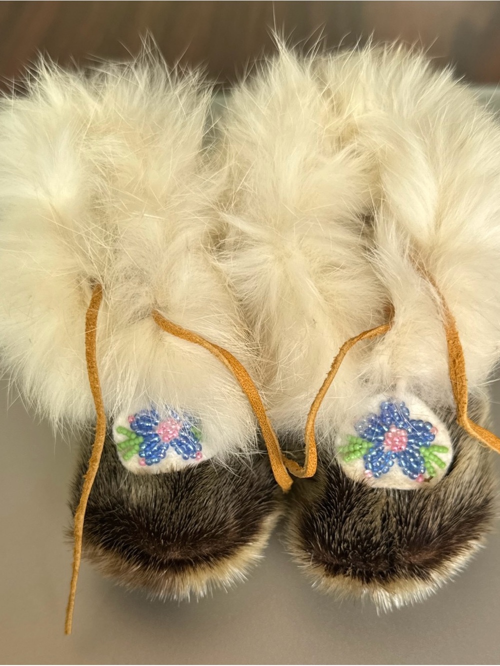 Source Unknown Cream Fur Kids Moccasins with Blue Beaded Flower